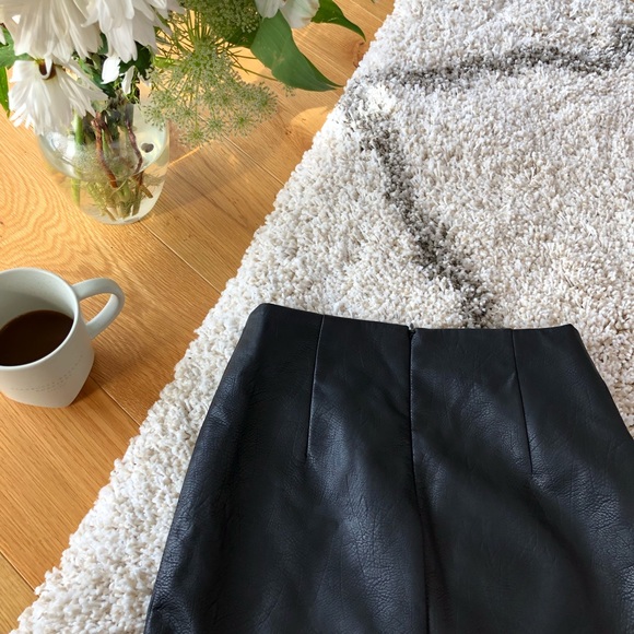 ✨MOVING SALE✨ Zara embroidered floral skirt - Picture 6 of 8